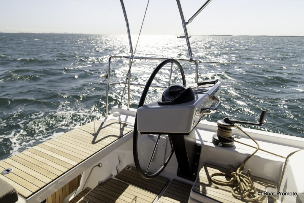 Dufour 470 review - Helm