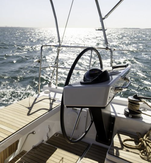 Dufour 470 review - Helm